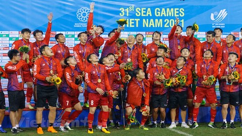 Giới bóng đá Việt Nam kinh ngạc với lễ bóng thăm môn bóng đá SEA Games 32